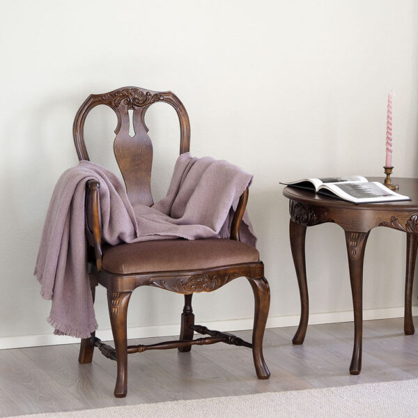 Talonpoikaisrokokoo, käsinojallinen tuoli, väri amerikanpähkinä, verhoilu mohair luumu.