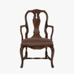 Talonpoikaisrokokoo, käsinojallinen tuoli, väri amerikanpähkinä, verhoilu mohair luumu.