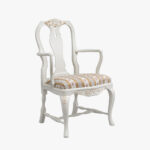 Talonpoikaisrokokoo nojatuoli, väri helmenharmaa-kulta, verhoilu Amadeus keltainen.