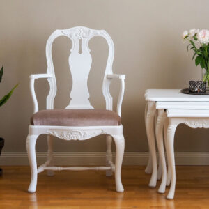 Talonpoikaisrokokoo, käsinojallinen tuoli, väri valkoinen, verhoilu mohair 7 vaalea beige