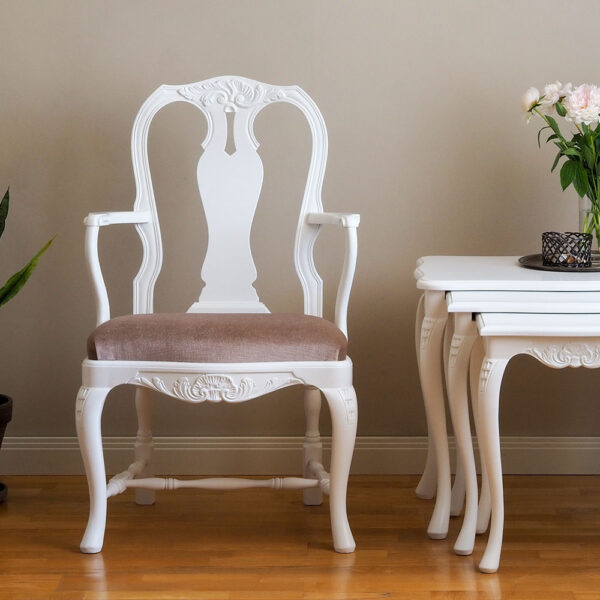 Talonpoikaisrokokoo, käsinojallinen tuoli, väri valkoinen, verhoilu mohair 7 vaalea beige