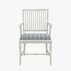 Kustavilainen käsinojallinen tuoli, väri helmenharmaa-patina, verhoilukankaana Canastera Cameo blue.