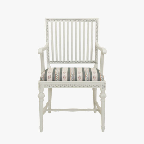 Kustavilainen käsinojallinen tuoli, väri helmenharmaa-patina, verhoilukankaana Amadeus sininen.