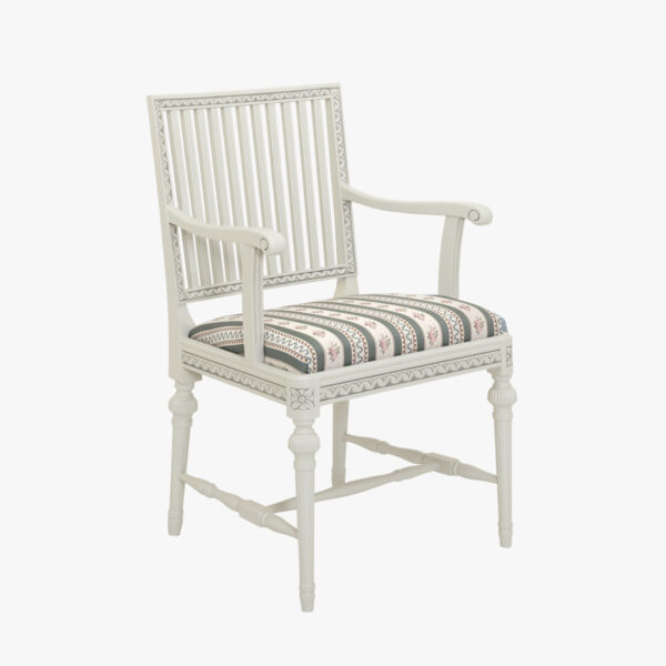 Kustavilainen käsinojallinen tuoli, väri helmenharmaa-patina, verhoilukankaana Amadeus sininen.