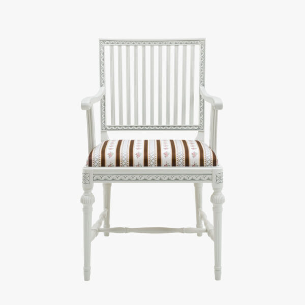 Kustavilainen käsinojallinen tuoli, väri helmenharmaa-patina, verhoilukankaana Amadeus ruskea.