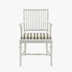 Kustavilainen käsinojallinen tuoli, väri helmenharmaa-patina, verhoilukankaana Mozart vihreä.