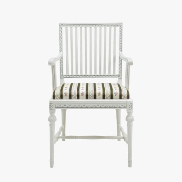 Kustavilainen käsinojallinen tuoli, väri helmenharmaa-patina, verhoilukankaana Mozart vihreä.