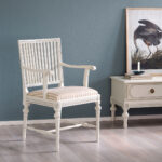 Kustavilainen käsinojallinen tuoli, väri helmenharmaa-patina, verhoilukankaana Line 12 valkoinen.