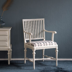 Kustavilainen käsinojallinen tuoli, väri helmenharmaa-patina, verhoilukankaana Amadeus sininen.