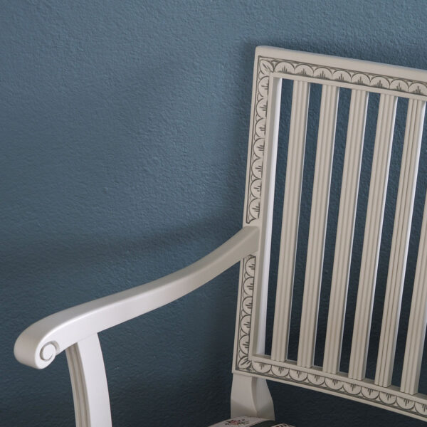 Kustavilainen käsinojallinen tuoli, väri helmenharmaa-patina, verhoilukankaana Amadeus sininen.