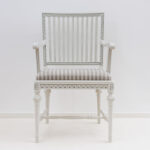 Kustavilainen käsinojallinen tuoli, väri helmenharmaa-patina, verhoilukankaana Line 13 harmaa.