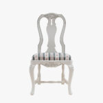 Talonpoikaisrokokoo tuoli, väri helmenharmaa-patina, verhoilu Amadeus sininen.