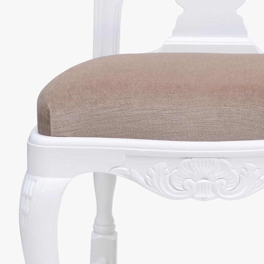 Talonpoikaisrokokoo-tuoli, väri valkoinen, verhoilu mohair 9 vaaleanruskea.