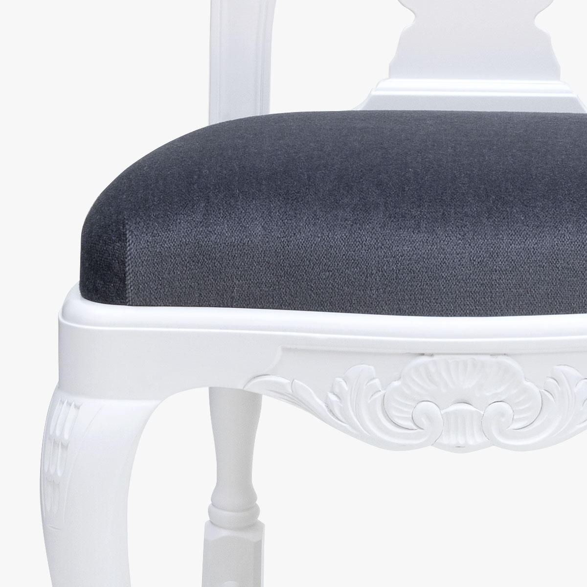 Talonpoikaisrokokoo-tuoli, väri valkoinen, verhoilu mohair sininen.