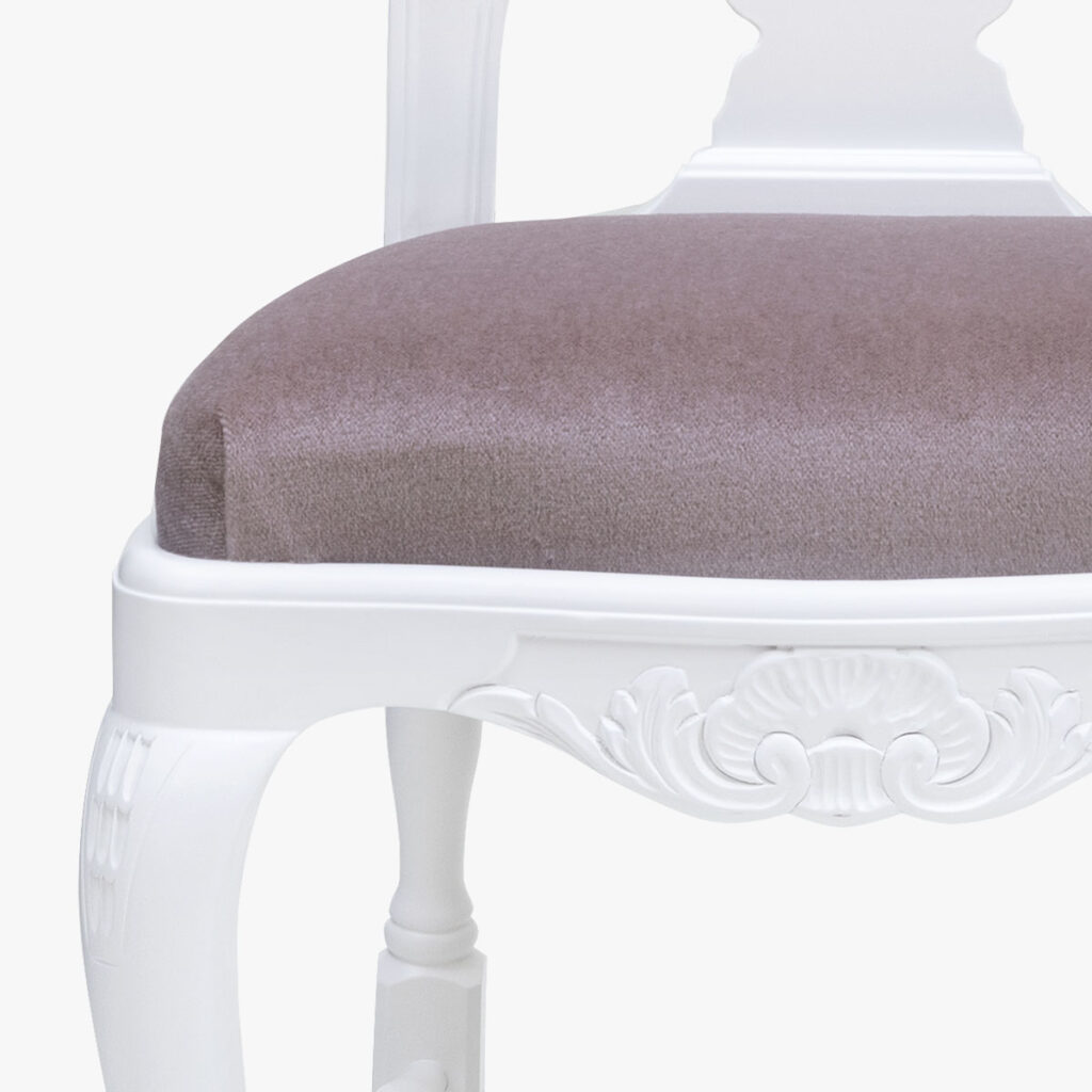 Talonpoikaisrokokoo-tuoli, väri valkoinen, verhoilu mohair 23 syreeni.