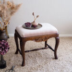 Talonpoikaisrokokoon rahi, väri amerikanpähkinä, verhoilukangas Mohair 7 vaalea beige.