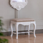 Talonpoikaisrokokoo rahi / taburetti, väri valkoinen, verhoilukankaana mohair 7 vaalea beige.