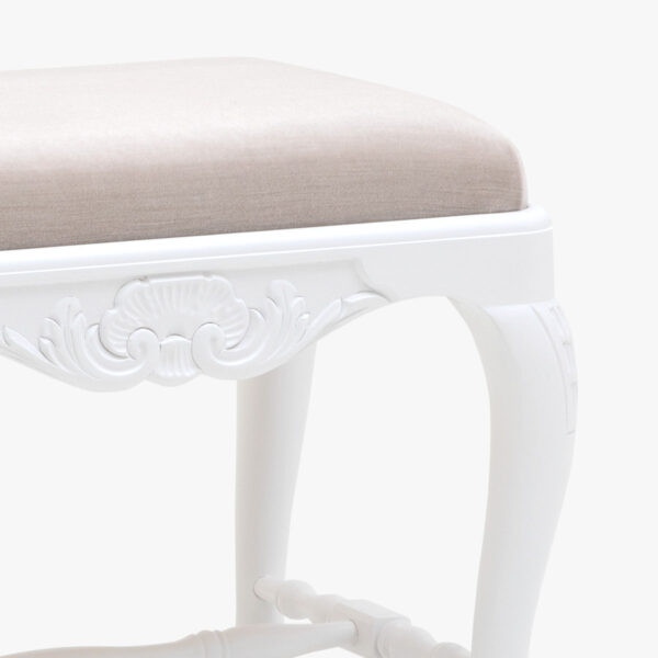 Talonpoikaisrokokoo rahi / taburetti, väri valkoinen, verhoilukankaana mohair 7 vaalea beige.
