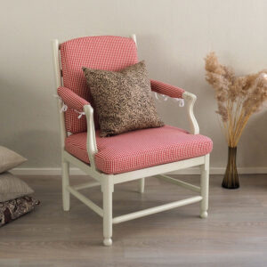 Ruotsalaistyylinen Gripsholm-nojatuoli, punaruudullinen kangas