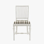 Kustavilainen tuoli, väri helmenharmaa-patina, verhoilu Mozart vihreä.