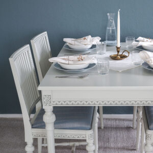 Kustavilainen ruokapöytä, helmenharmaa - patina. Yhdessä Canastera Cameo blue -kankaalla verhoiltujen kustavilaistuolien kanssa.