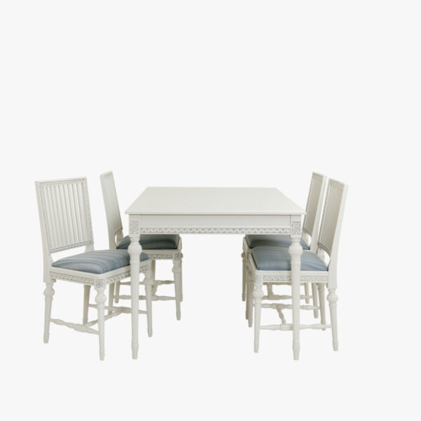 Kustavilainen ruokapöytä, helmenharmaa - patina. Yhdessä Canastera Cameo blue -kankaalla verhoiltujen kustavilaistuolien kanssa.