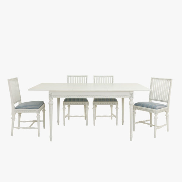 Kustavilainen ruokapöytä, helmenharmaa - patina. Yhdessä Canastera Cameo blue -kankaalla verhoiltujen kustavilaistuolien kanssa.