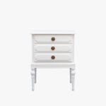 Kustavilainen lipasto, väri valkoinen.