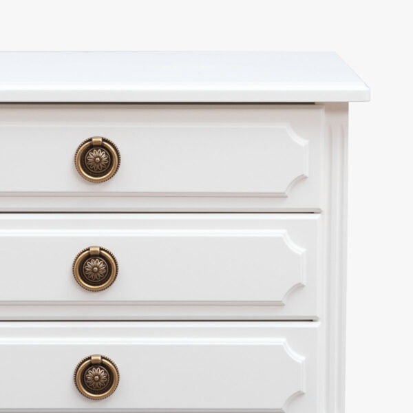 Kustavilainen lipasto, väri valkoinen.