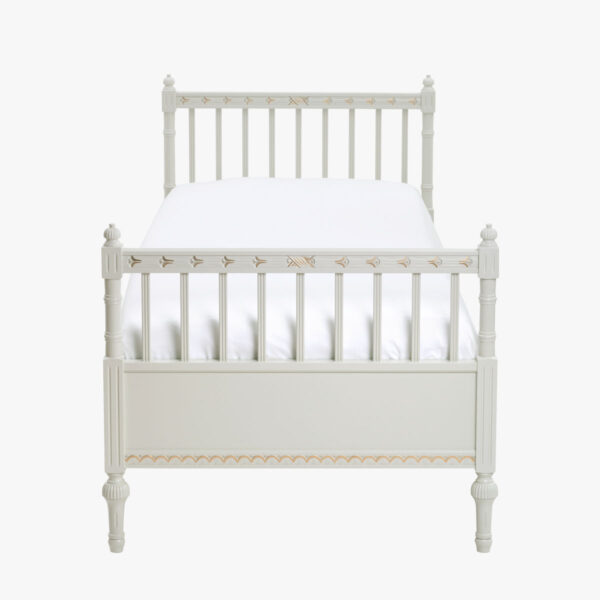 Kustavilainen sänky, väri helmenharmaa-kulta. Kuvassa sänky koossa 80x200 cm.