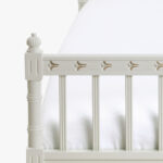 Kustavilainen sänky, väri helmenharmaa-kulta.