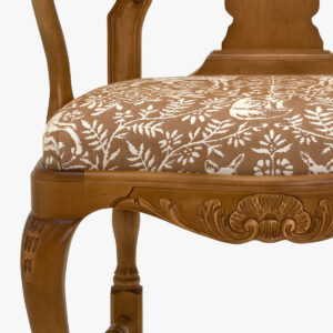 Talonpoikaisrokokoo nojatuoli, väri antiikki, verhoiluna Annalan Kettu ja Kauris.