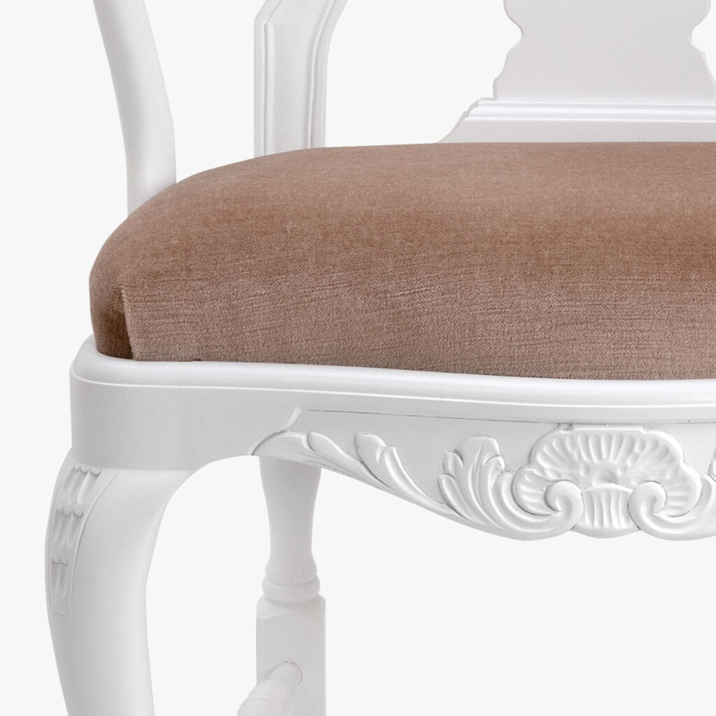 Talonpoikaisrokokoo tuoli, käsinojallinen / nojatuoli, väri valkoinen, verhoilu mohair 9 vaaleanruskea.