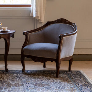 Talonpoikaisrokokoo lepotuoli, väri amerikanpähkinä, tilauskangas mohair Jazz 2017