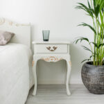 Talonpoikaisrokokoo yöpöytä, väri helmenharmaa - kulta.