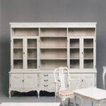 Talonpoikaisrokokoo kirjahylly 3-osainen, helmenharmaa-kulta.