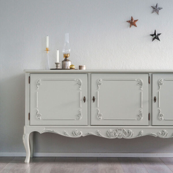 Talonpoikaisrokokoo astiakaappi, helmenharmaa-patina.