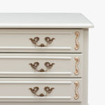 Talonpoikaisrokokoo lipasto, helmenharmaa-kulta.