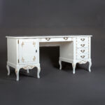 Talonpoikaisrokokoo kirjoituslipasto helmenharmaa-kulta.