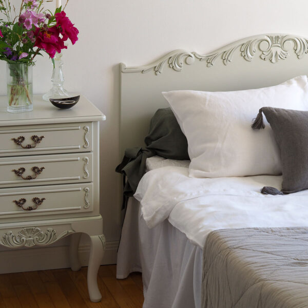 Talonpoikaisrokokoo sängyn pääty, helmenharmaa-patina.