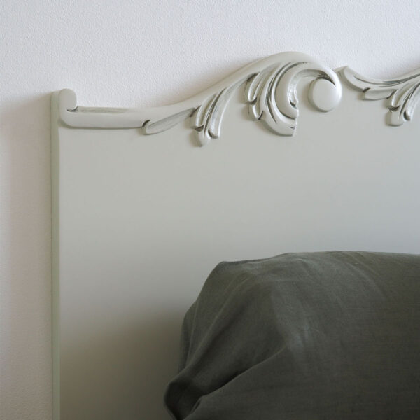 Talonpoikaisrokokoo sängyn pääty, helmenharmaa-patina.