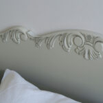 Talonpoikaisrokokoo sängyn pääty, helmenharmaa-patina.