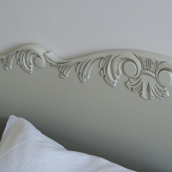 Talonpoikaisrokokoo sängyn pääty, helmenharmaa-patina.