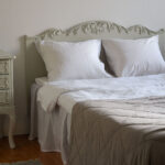 Talonpoikaisrokokoo sängyn pääty, helmenharmaa-patina.