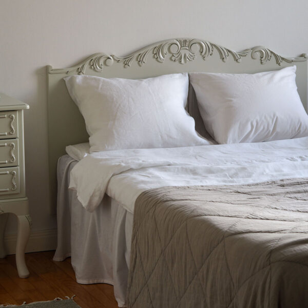 Talonpoikaisrokokoo sängyn pääty, helmenharmaa-patina.