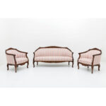 Talonpoikaisrokokoo sohva ja kaksi nojatuolia. Väri amerikanpähkinä, verhoilu Mozart rosa.