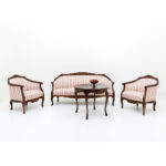 Talonpoikaisrokokoo sohva ja kaksi nojatuolia. Väri amerikanpähkinä, verhoilu Mozart rosa.