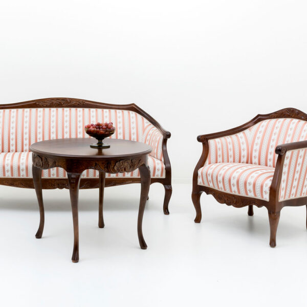 Talonpoikaisrokokoo sohva ja kaksi nojatuolia. Väri amerikanpähkinä, verhoilu Mozart rosa.