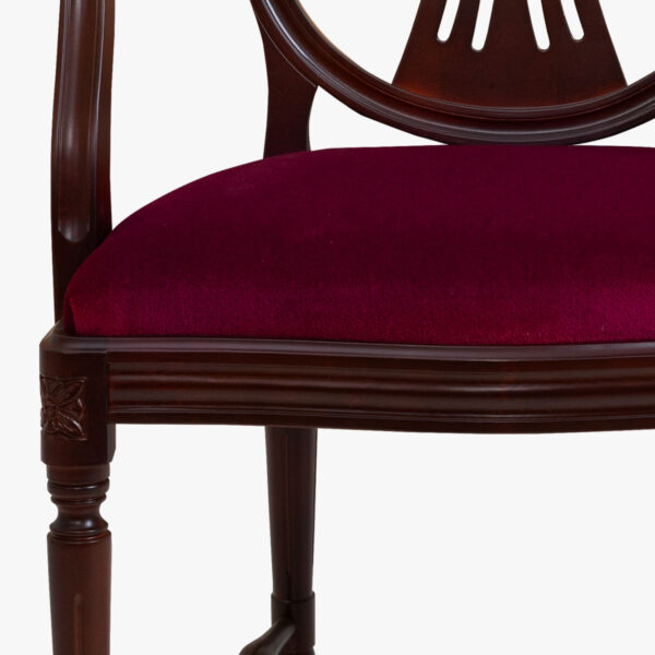 Empire, Hepplewhite käsinojallinen tuoli, väri Hepplewhite eli tumma mahonki, verhoilu mohair punainen.