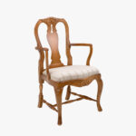 Talonpoikaisrokokoo nojatuolit 2 kappaletta, värikokeilu (lähinnä antiikki-väriä), verhoiluna vaaleasävyinen Canastera-kangas.